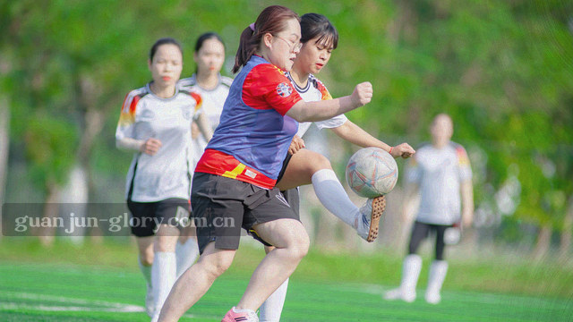 球场俯拍与动态数据叠加，代表一场赛事的集锦画面